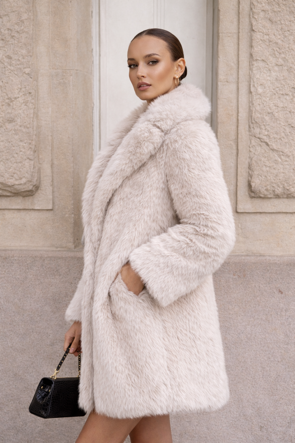 Plush faux shearling (sheep-style) collar and cuff trimr